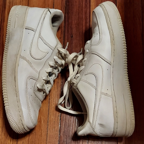 NIKE AIR FORCE LOW TRIPLE WHITE Size 6.5 Y - Picture 5 of 16